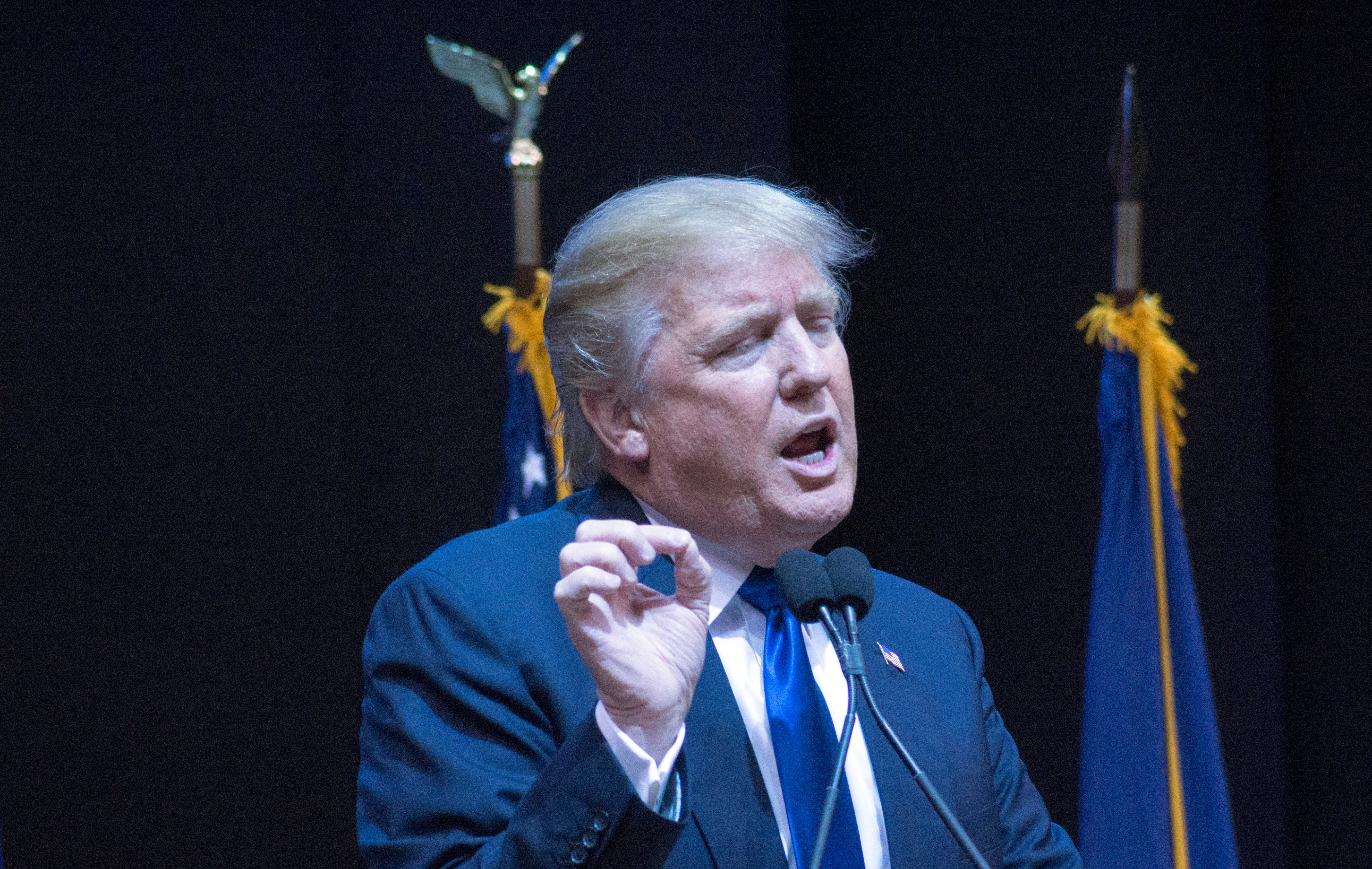 Donald_Trump_in_Manchester_NH_February_8,_2016_Cropped