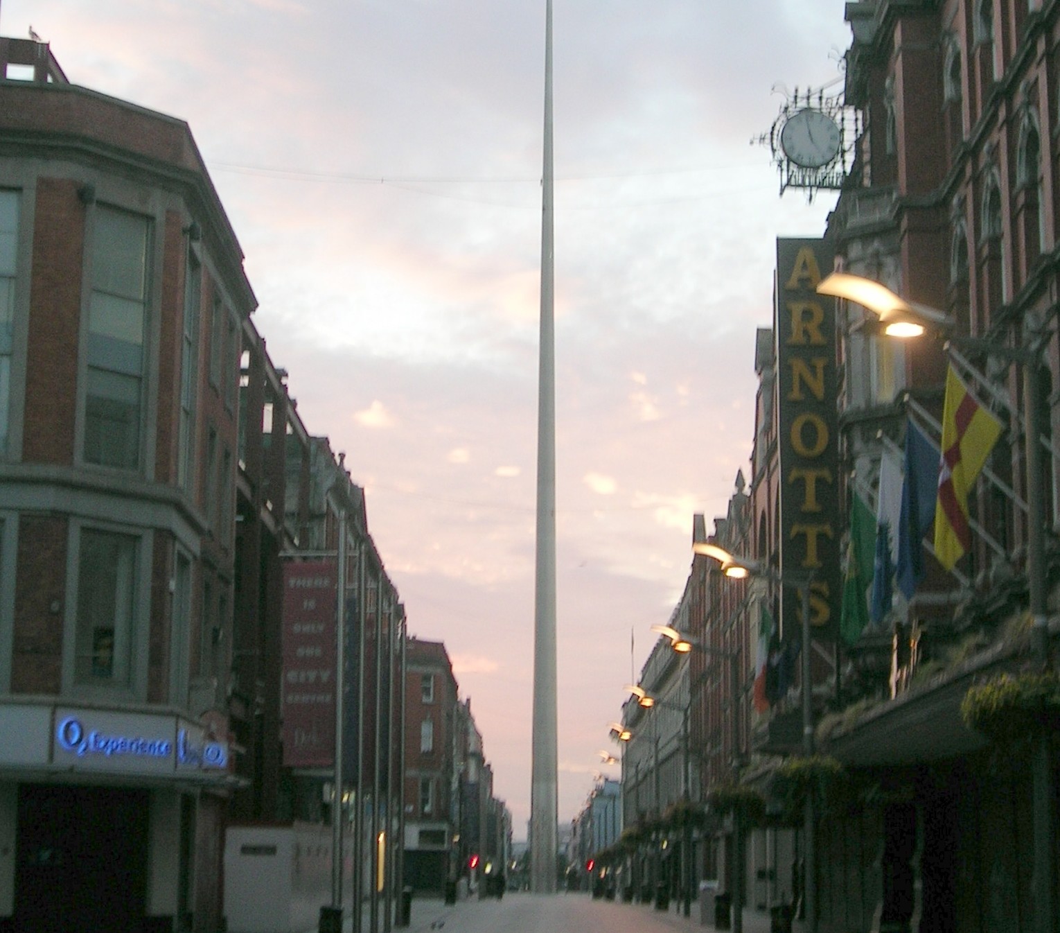 The_Spire_of_Dublin_from_Henry_Street_2006-06-16