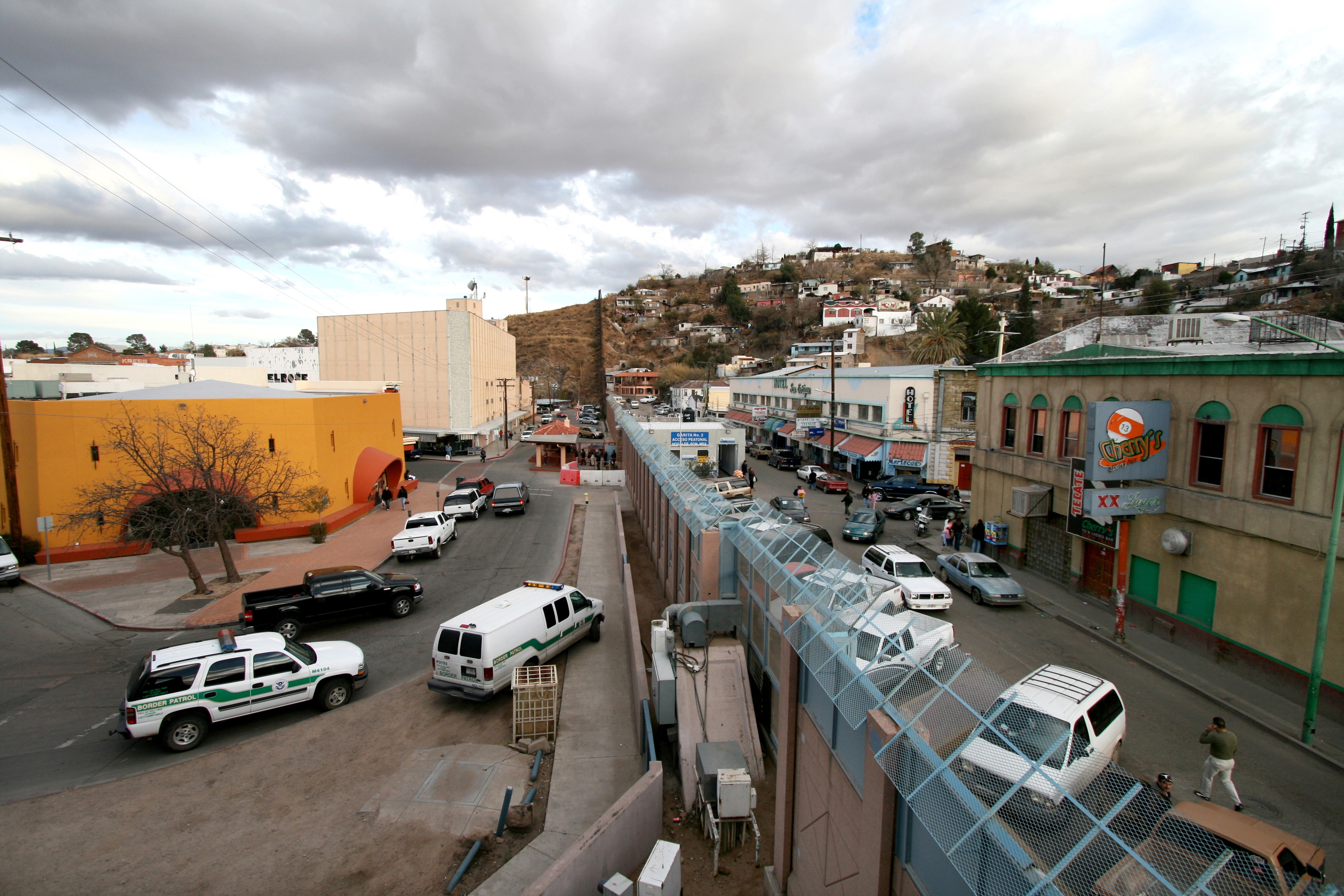 Mexican-American_border_at_Nogales (1)