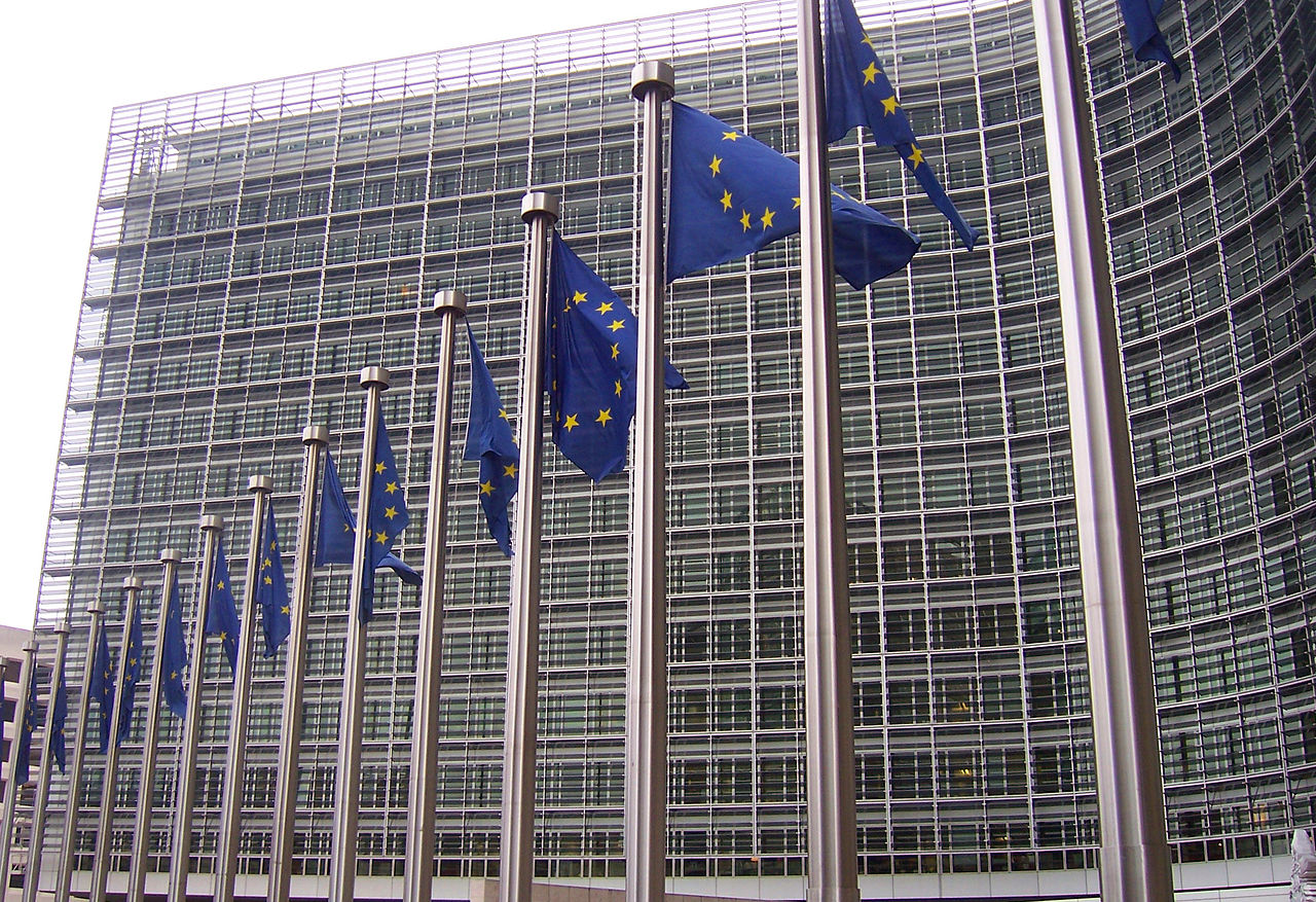 1280px-Banderas_europeas_en_la_Comisión_Europea